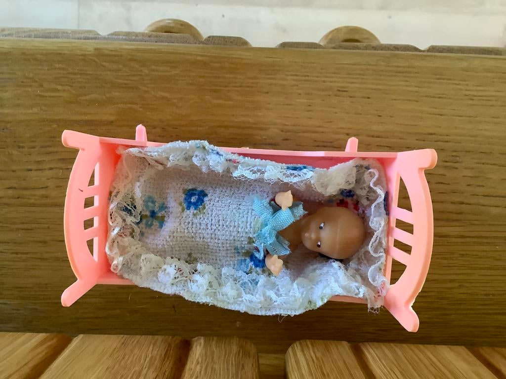 Wiegle met baby popje vintage, Ophalen of Verzenden, Gebruikt, Babypop