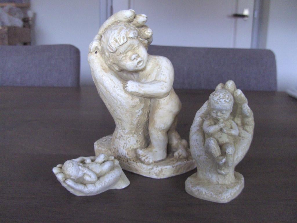 3 sculpturen baby in handen, Antiek en Kunst, Ophalen of Verzenden