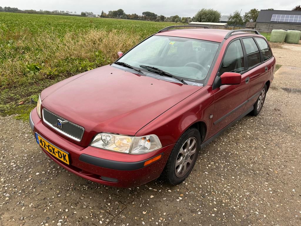 Volvo V40 1.8 2001 Rood, Auto's, Volvo, Voorwielaandrijving, 4 cilinders, 122 pk, Origineel Nederlands
