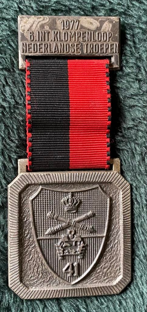 Militair Embleem Onderscheiding Artillerie Uniform 1977, Verzamelen, Ophalen of Verzenden, Landmacht, Nederland, Embleem of Badge