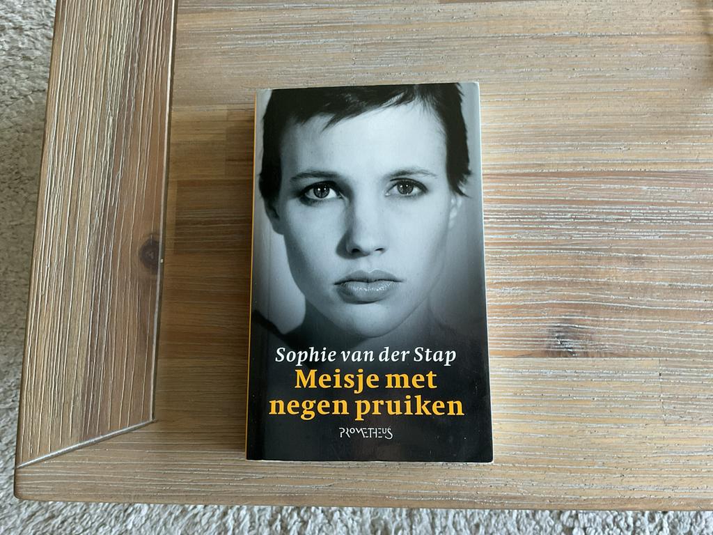 Meisje met negen pruiken, Ophalen of Verzenden, Zo goed als nieuw, Overige