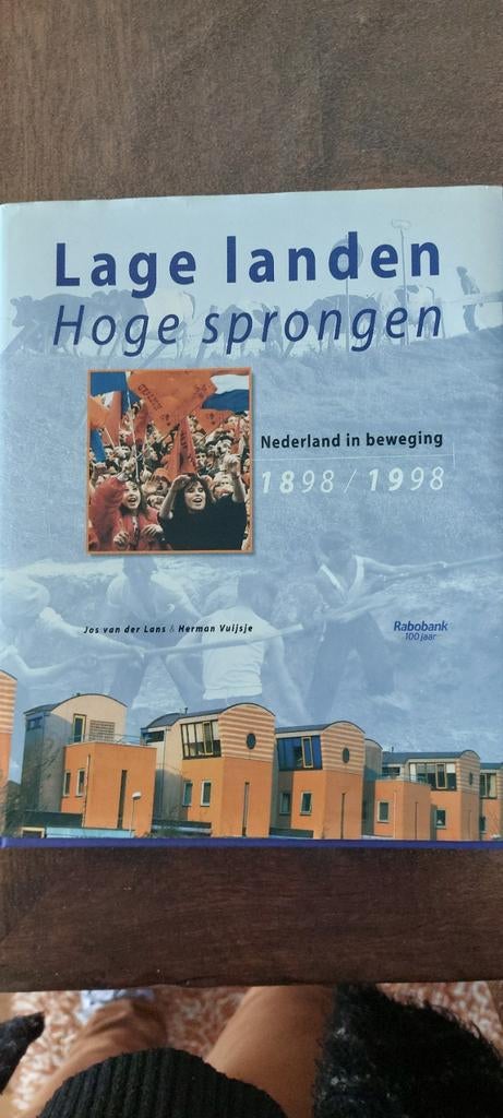 Lage landen, hoge sprongen,, Boeken, Ophalen of Verzenden, Zo goed als nieuw