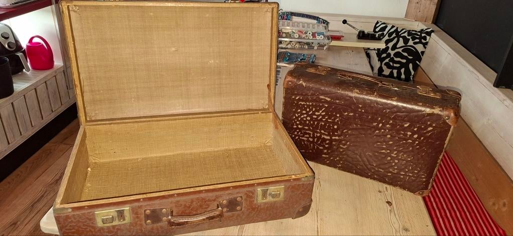 Twee oude, bruine koffers te koop, Ophalen