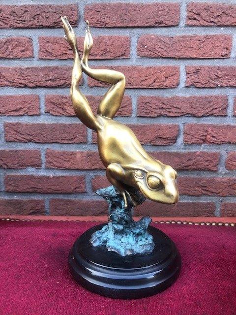 levensecht bronzen beeld van een kikker, Antiek en Kunst, Ophalen of Verzenden, Brons, 20 - 50 cm, Beeld