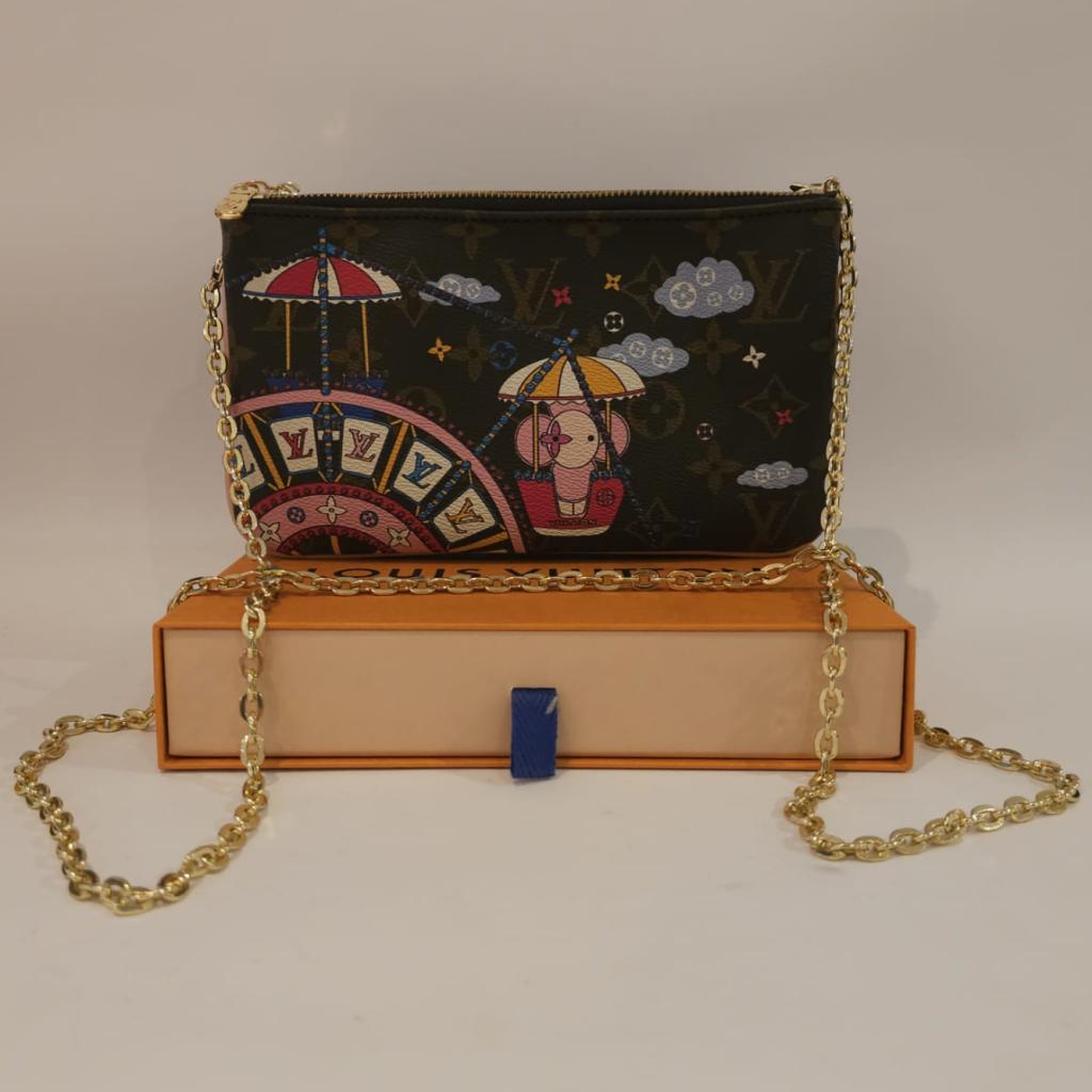 Louis Vuitton M69744 Vivienne Chain Pochette, Louis Vuitton, Gebruikt, Support@louisvuitton.com, 2 Rue du Pont Neuf
75001 Paris
France