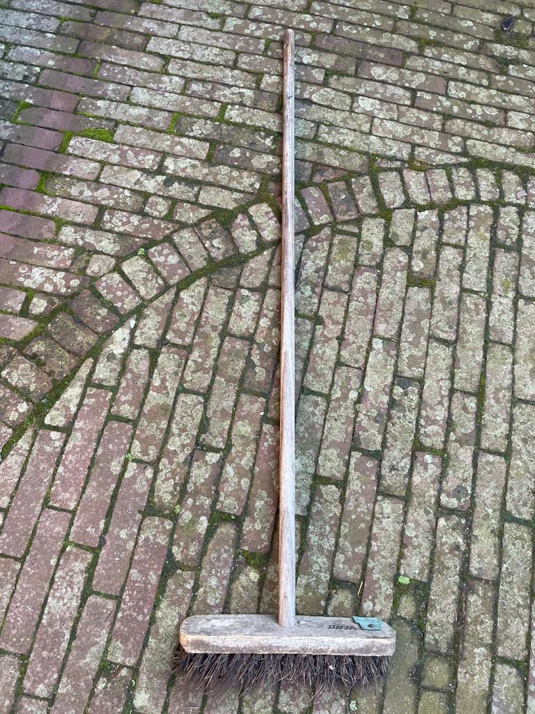 Houten bezem hout schrobber met steel 7,50, Ophalen of Verzenden, Zo goed als nieuw, Bezem