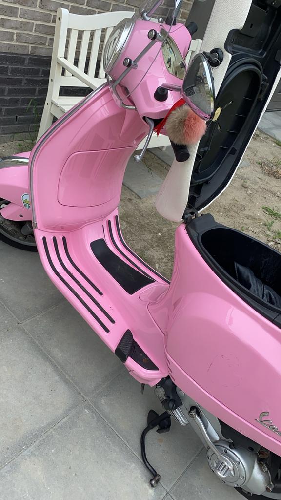 Roze Vespa bromscooter Blond editie (limited)Augustus 2009, Fietsen en Brommers, Scooters | Vespa, Ophalen, Gebruikt, Overige modellen