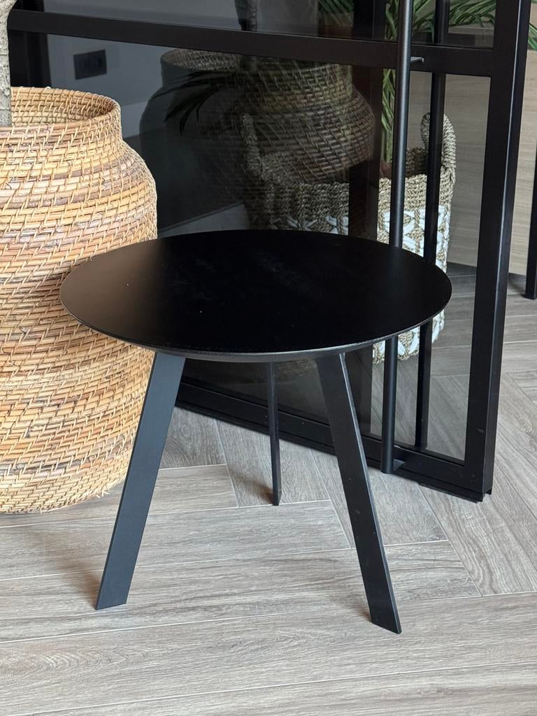 Studio HENK: New co coffee table 50 rond zwart eiken, Huis en Inrichting, Tafels | Bijzettafels, Minder dan 55 cm, Rond, Zo goed als nieuw