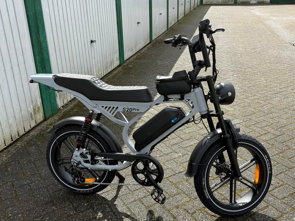 NIEUWE S20 PRO 2026 GREY MET STRAATBANDEN