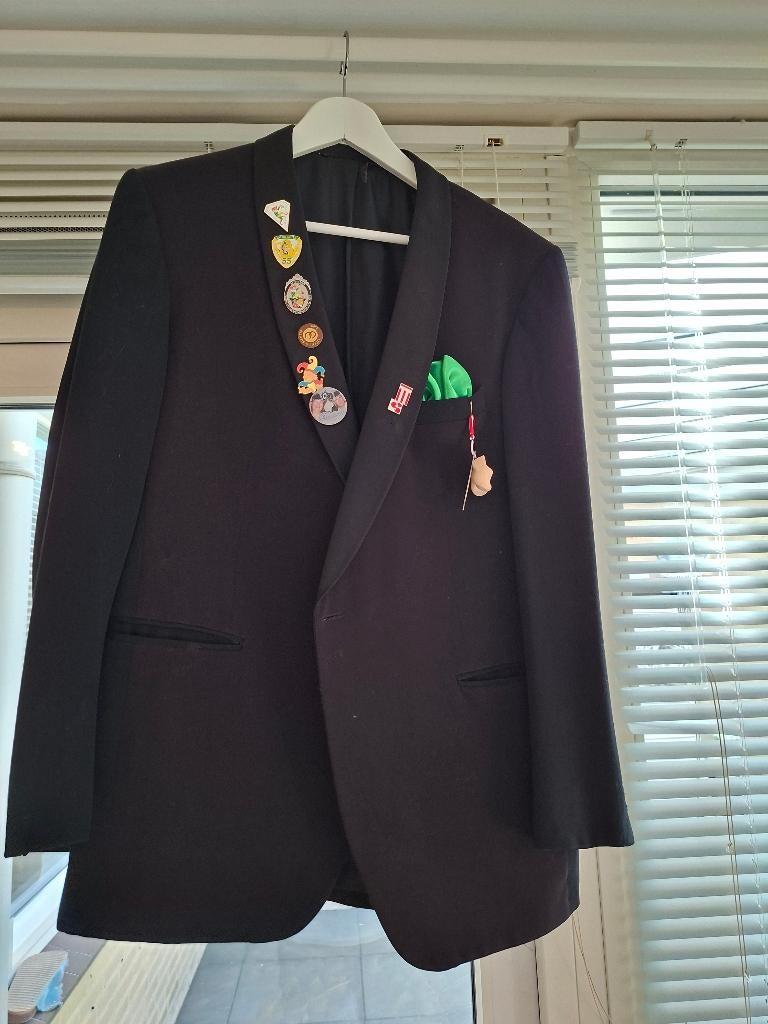 Smoking jasje inclusief wat versiering, Kleding | Heren, Kostuums en Colberts, Ophalen of Verzenden, Gedragen, Overige maten, Zwart