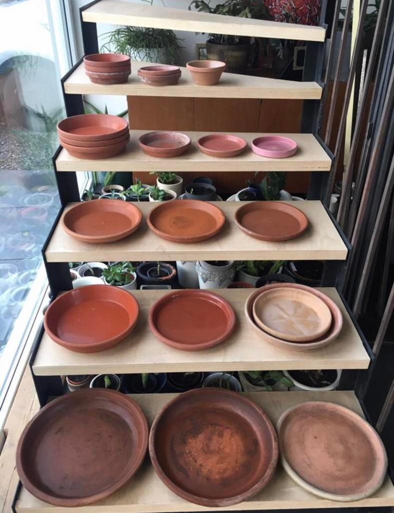 Grote schotels oude terracotta schalen onder bloempotten, Tuin en Terras, Bloempotten, 25 tot 40 cm, Rond, Binnen, Ophalen of Verzenden