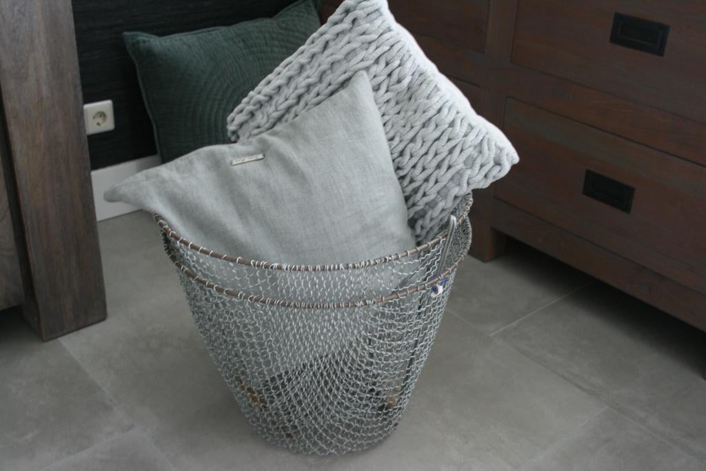 Nog nieuwe sobere draadmand(en) mand(en) met houten hengsel, Huis en Inrichting, Woonaccessoires | Schalen en Manden, Ophalen