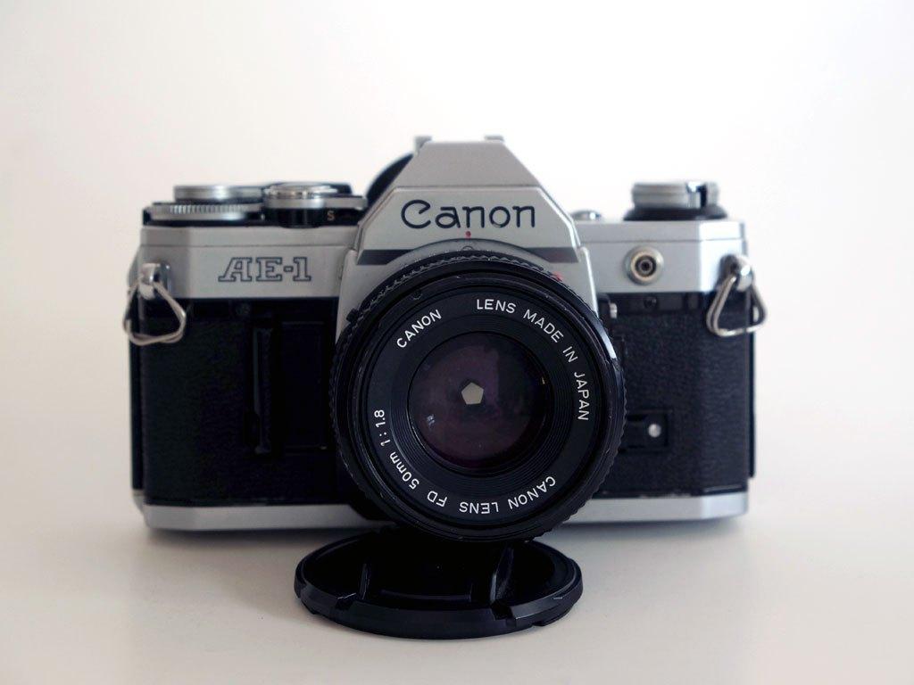 Canon AE-1, zilver, met nFD 50mm f/1.8 lens, Audio, Tv en Foto, Fotocamera's Analoog, Ophalen, Gebruikt, Spiegelreflex, Canon