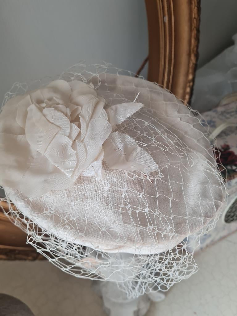 Oud hoedje off white met voile, Ophalen of Verzenden