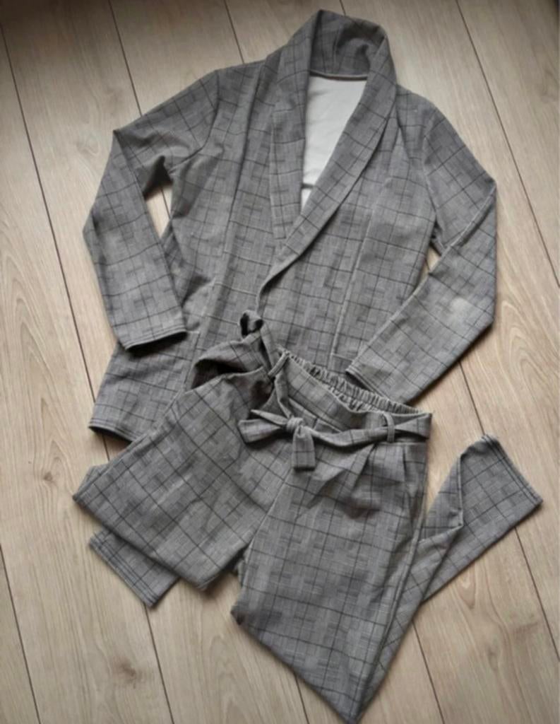 Geruit pak met jasje en broek Maat M/L, Maat 38/40 (M), Kostuum of Pak, Ophalen of Verzenden, Grijs