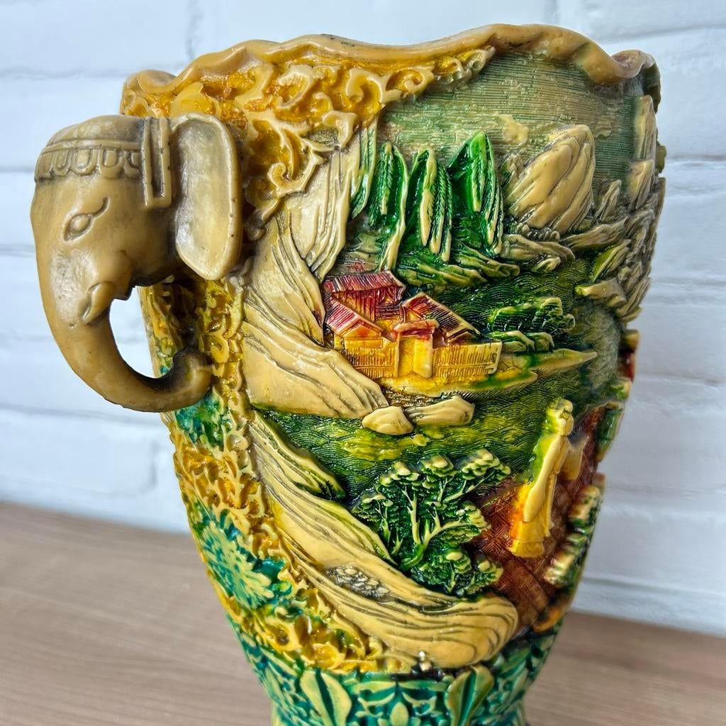 Aziatische reliëf vaas met olifanten (gegoten), Antiek en Kunst, Ophalen of Verzenden