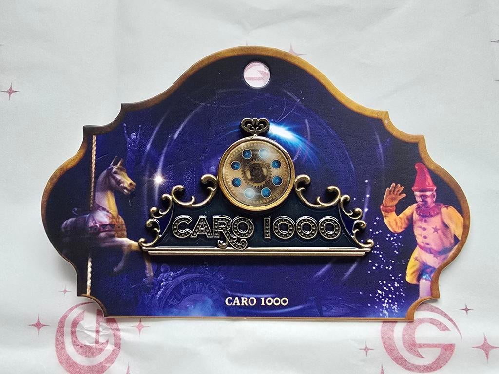 Efteling Caro 1000e Voorstelling Pin, Verzamelen, Efteling, Nieuw, Button of Speldje, Ophalen of Verzenden