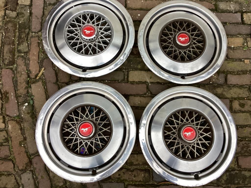 4 wieldoppen Ford Mustang, Ophalen of Verzenden, Gebruikt