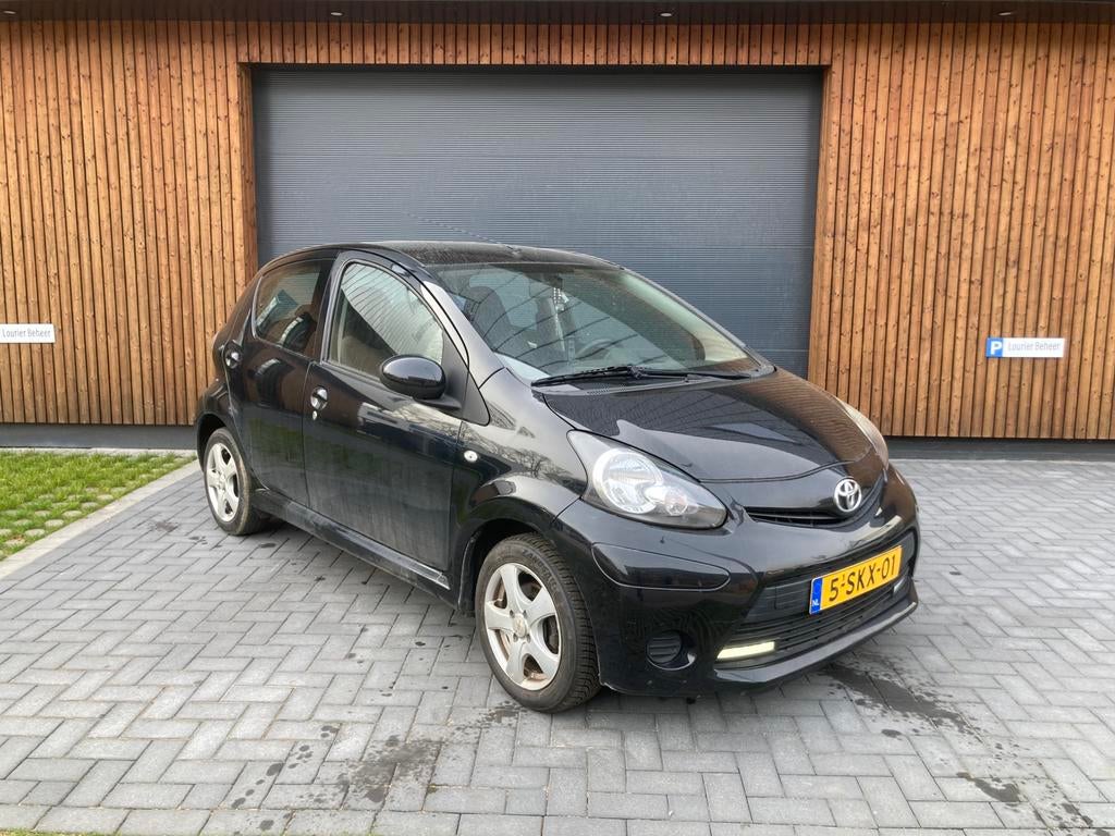 Toyota Aygo nieuw model met dagrijverlichting 5DR 2013 Zwart, Voorwielaandrijving, 4 stoelen, Origineel Nederlands, Bedrijf