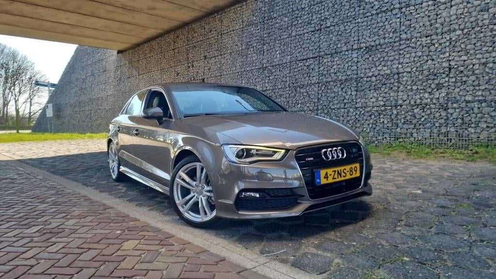 Audi A3 1.6 TDI 81KW Sedan 3x S -line 2015 Grijs, Voorwielaandrijving, 4 cilinders, Leder en Stof, 26 km/l