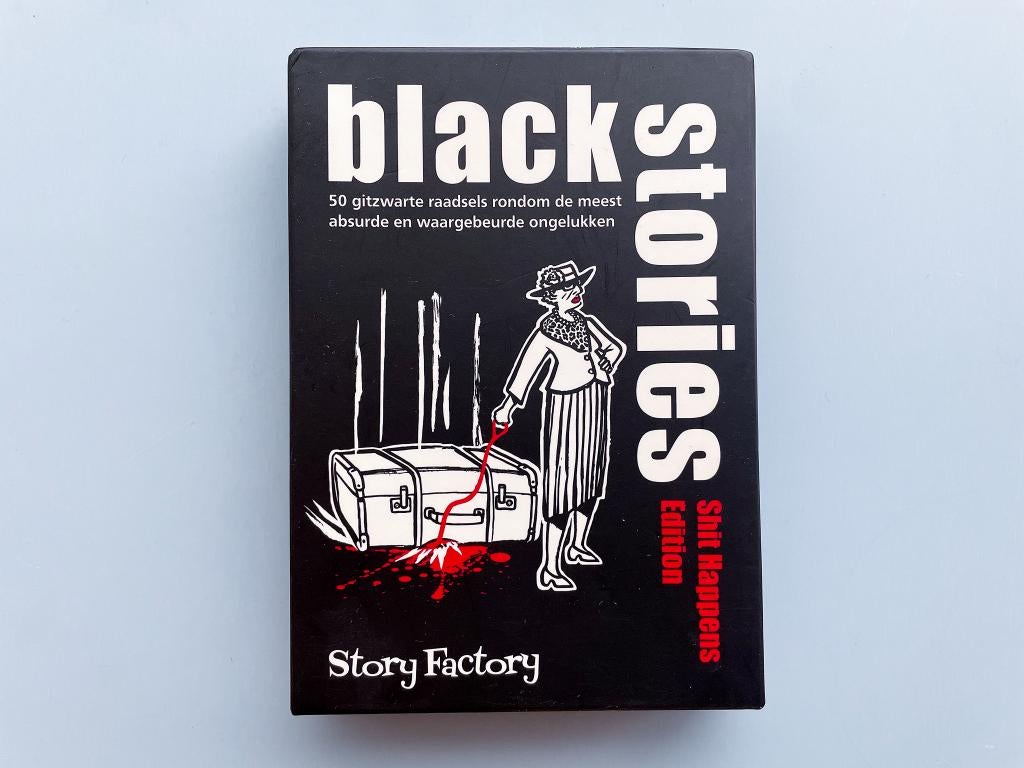 Black stories Shit happens edition spel kaarten, Hobby en Vrije tijd, Gezelschapsspellen | Kaartspellen, Zo goed als nieuw, Drie of vier spelers