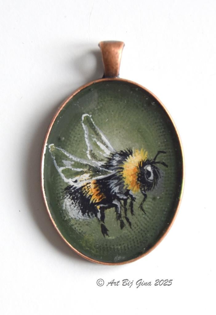 Vliegende hommel geschilderd op een mooie metalen hanger, Ophalen of Verzenden