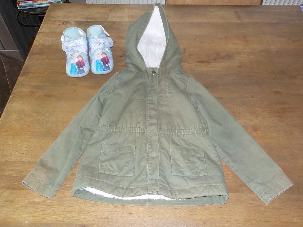 Zachte mosgroene meisjes jas TAHARI maat 110 + Pantoffels, Gebruikt, Meisje, Tahari, Ophalen of Verzenden