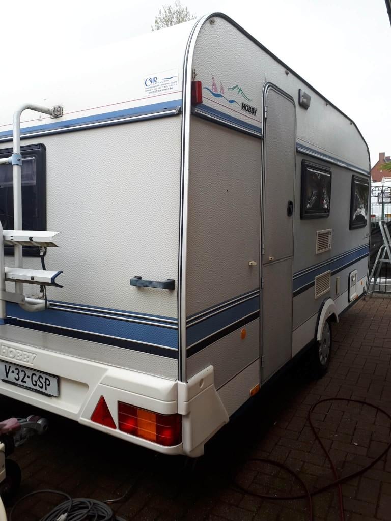 hobby 440 voortent mooie goede staadt 4 pers, 2 aparte bedden, 65 kg, Hobby, Schokbreker