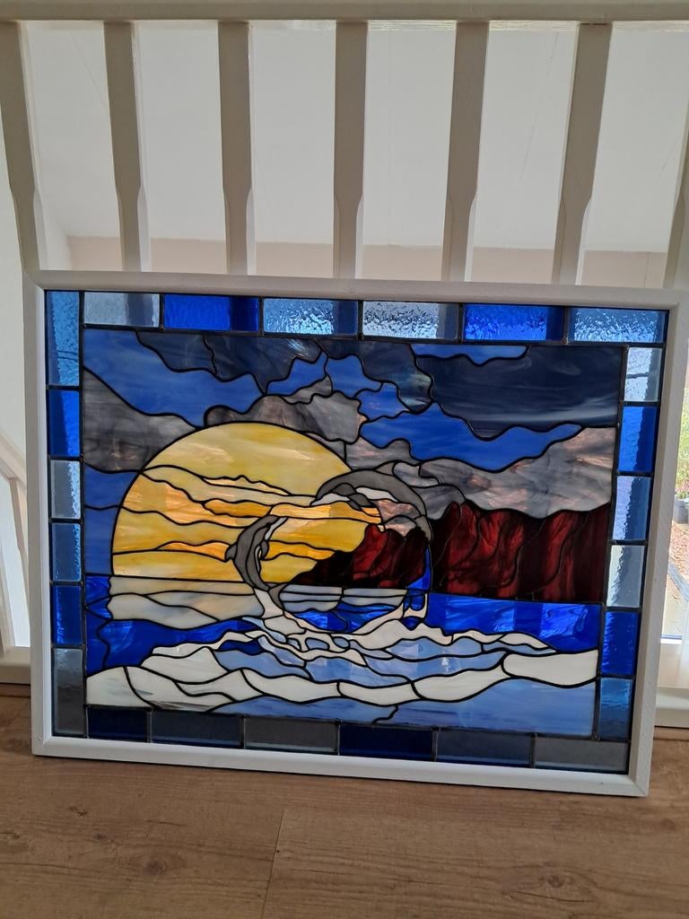 Glas in lood paneel met dolfijnen en zonsondergang, Antiek en Kunst, Kunst | Overige Kunst, Ophalen