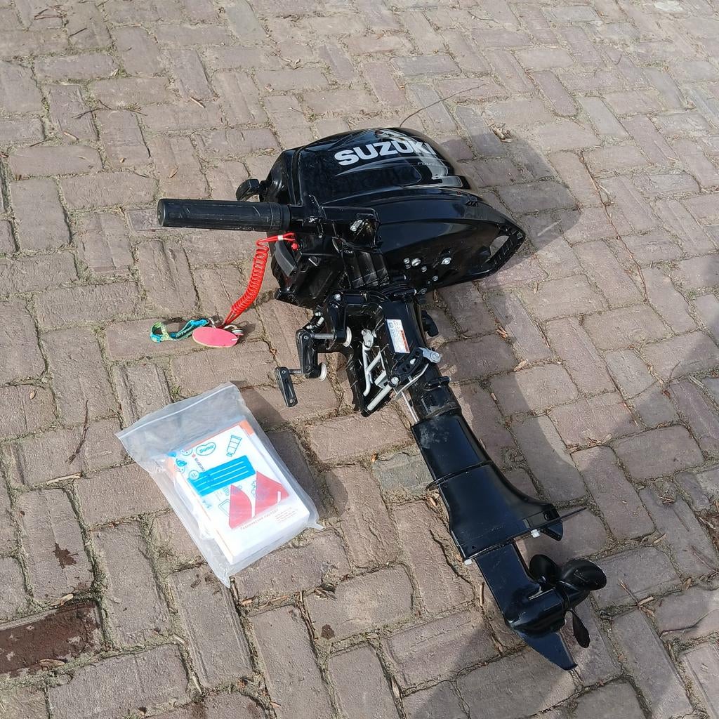 Suzuki buitenboordmotor met motorslot, Ophalen, Minder dan 5 pk, Viertaktmotor, Zo goed als nieuw