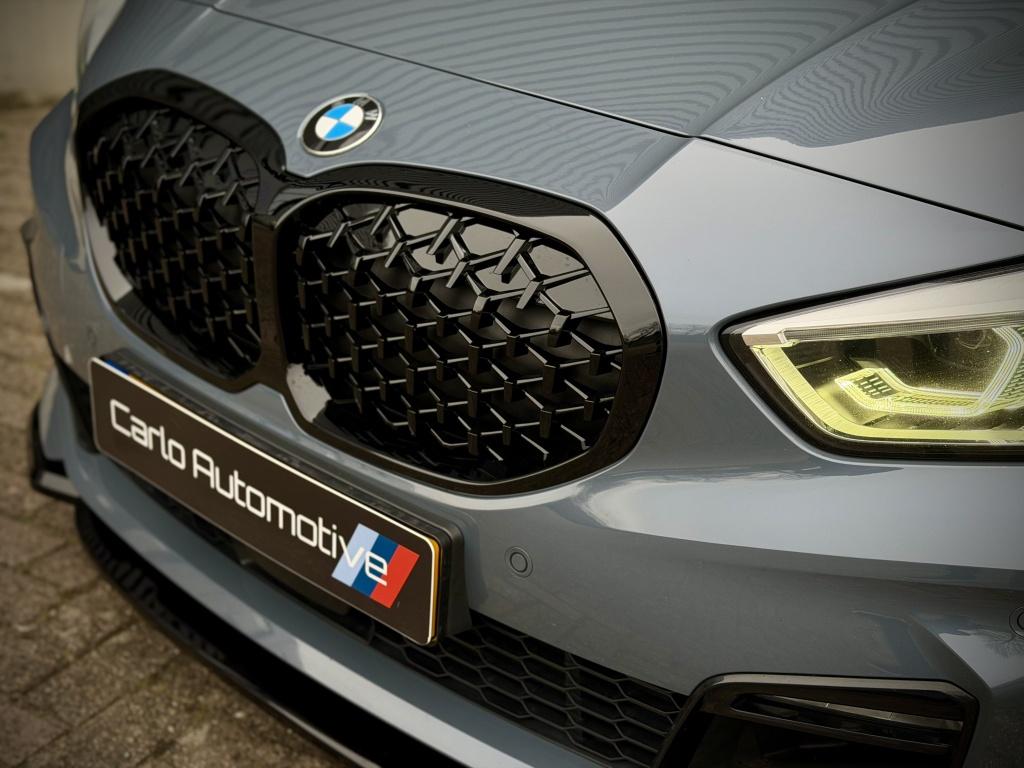 BMW 1-serie 118i M-PERF. M135 PANO|SCHAALSTOEL|H/K|HUD VOL!, Gebruikt, Alcantara, Origineel Nederlands, 3 cilinders