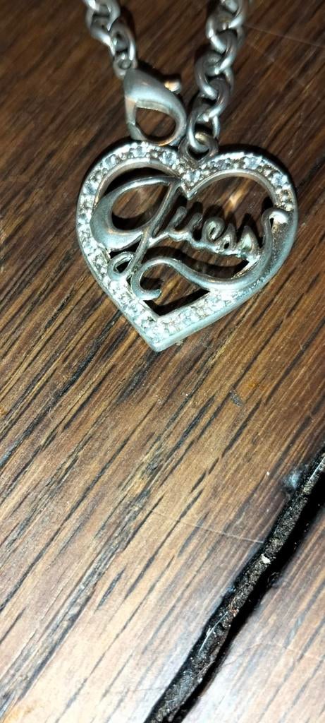 Zilverkleurig armbandje Guess
Met strass steentjes, Sieraden, Tassen en Uiterlijk, Armbanden, Overige materialen, Gebruikt, .