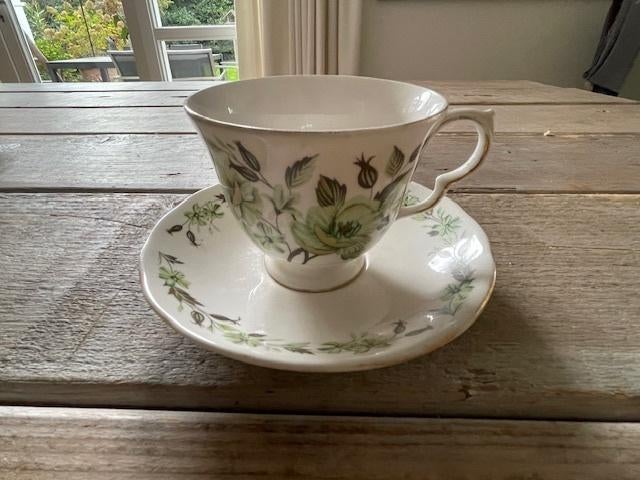 Oude kop en schotel porselein. Colclough England. Bloemen., Ophalen