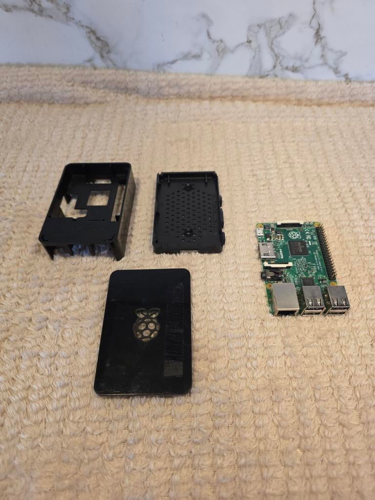 Raspberry Pi 2 Model B + Behuizing, Ophalen of Verzenden, Zo goed als nieuw