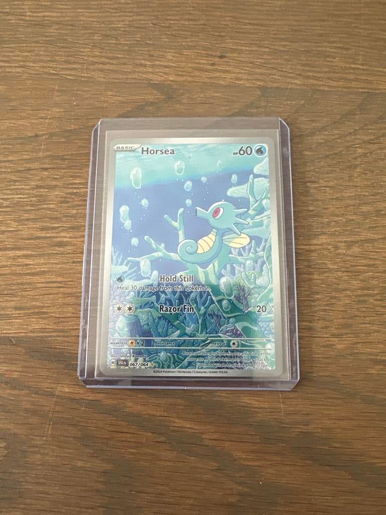 Horsea Pokémon kaart (067/064) in sleeve en toploader, Ophalen of Verzenden, Zo goed als nieuw, Losse kaart