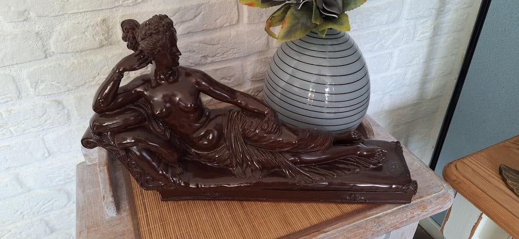 Vrouw  Liggende Galapé, Ophalen