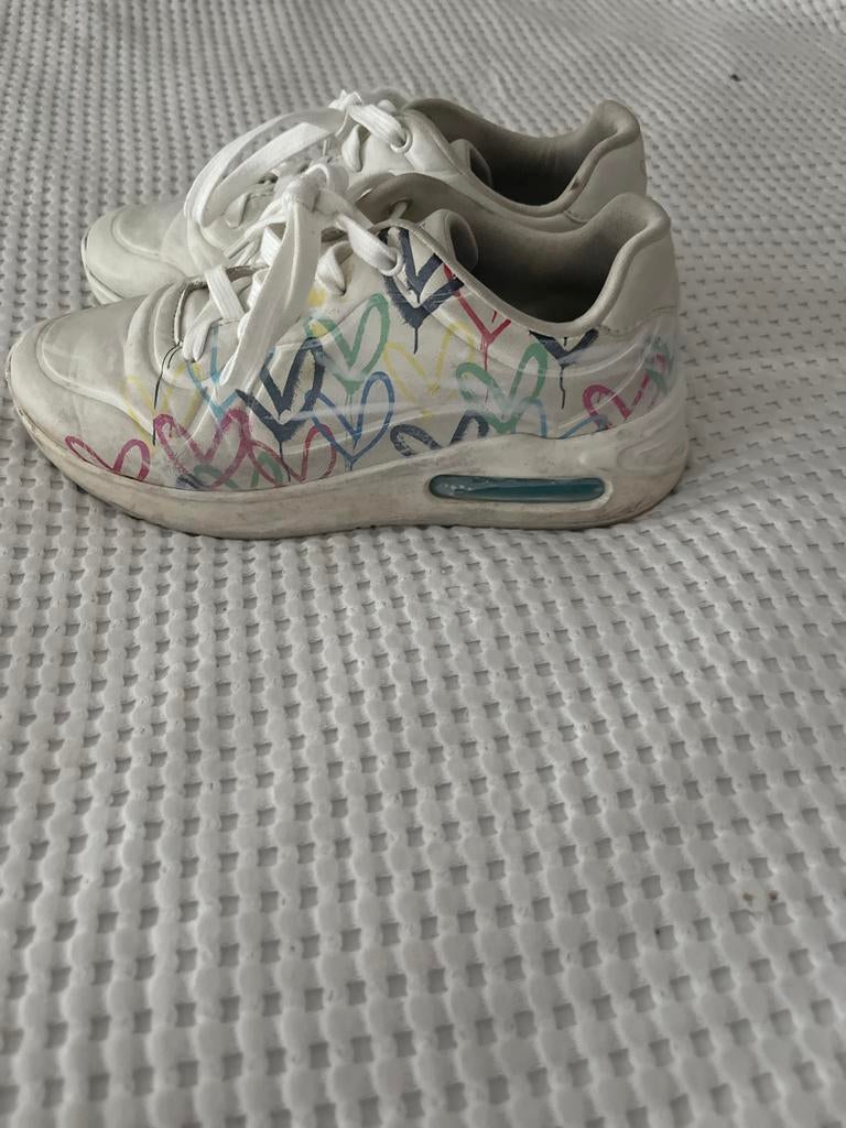 Witte sneakers met kleurrijke hartjesprint, Ophalen of Verzenden, Gedragen, Wit, Sneakers of Gympen
