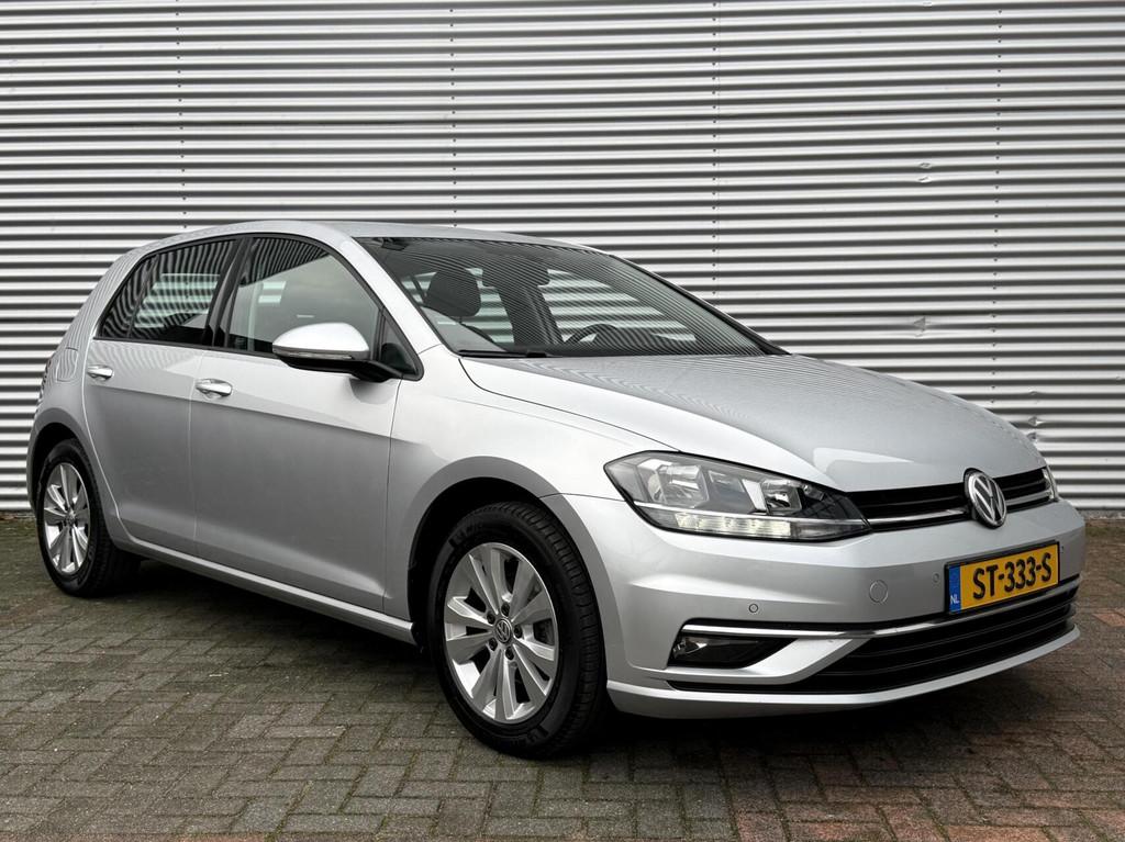Volkswagen Golf 1.0 TSI Highline Carplay Led Cruise Nl Auto, Gebruikt, Met garantie (alle), Origineel Nederlands, Bedrijf