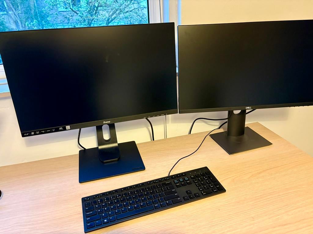 Complete thuiswerkplek: 2 schermen en toetsenbord, Computers en Software, Monitoren, Ophalen, Kantelbaar, Full HD, Gebruikt