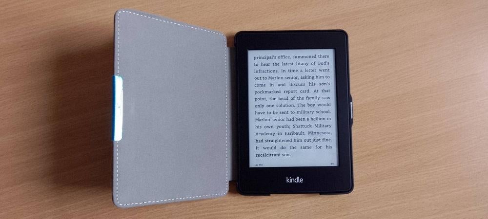 Kindle 'Paperwhite'  LEATHER Magnetic COVER IN NIEUWSTAAT, Ophalen, Amazon Kindle, Zo goed als nieuw, 7 inch