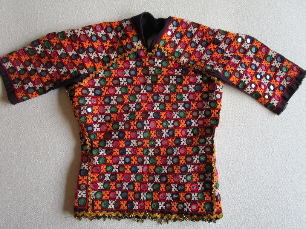 Oud hand geborduurd kinderjakje / wandkleed India, Huis en Inrichting, Woonaccessoires | Wanddecoraties, Gebruikt, Ophalen of Verzenden