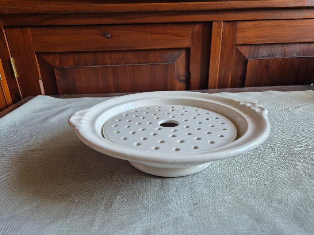 Vistreef met schaal op voet van P. Regout, Gebruikt, Ophalen of Verzenden, Schaal of Schalen, Effen