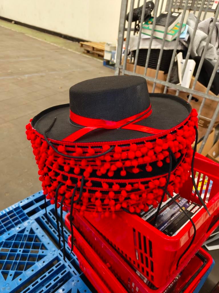 Zwarte Spaanse Hoed met Rode Pompons, Hoed, One size fits all, Ophalen of Verzenden, Onbekend