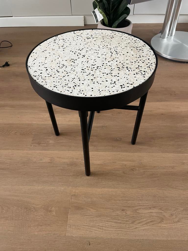 Bijzettafel met Terrazzo Blad en Zwart Metalen Onderstel, Ophalen, Metaal of Aluminium, Rond, Zo goed als nieuw