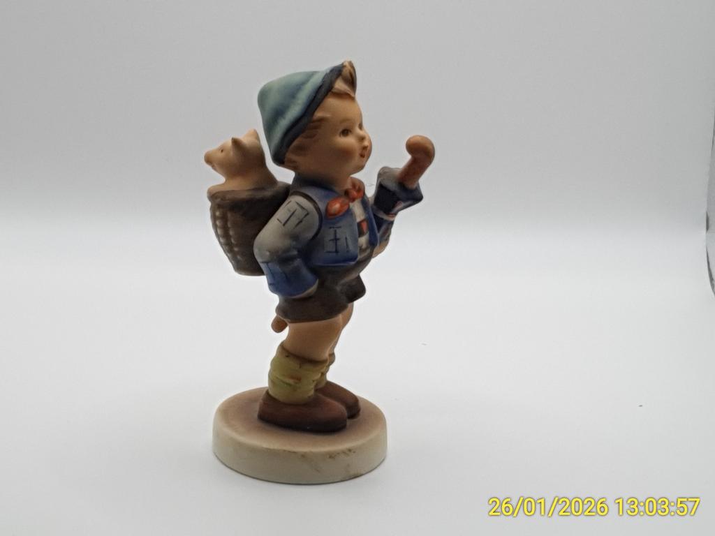 Hummel beeldje - Jongen met varken 198, Ophalen of Verzenden