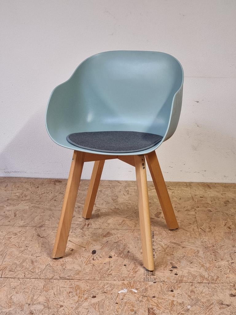 3 eetkamerstoelen met kussens, plastic kuip en houten poten, Ophalen, Kunststof, Gebruikt, Drie