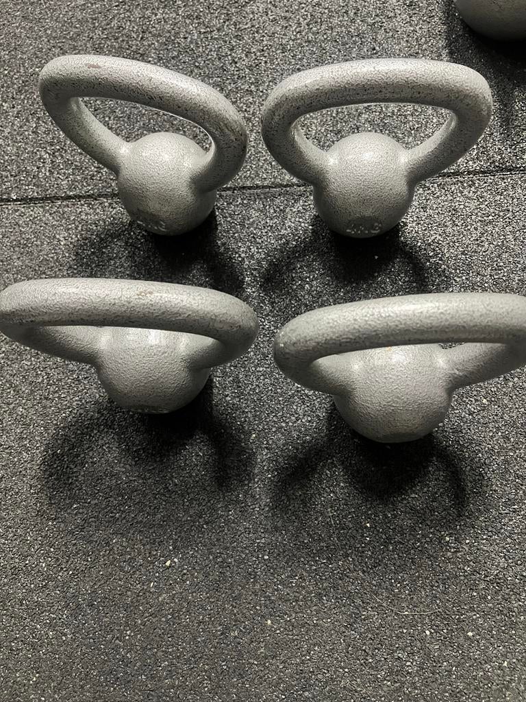 Kettlebell Set - 4x12kg, 2x8kg, 4x4kg, Sport en Fitness, Fitnessmaterialen, Gebruikt, Kettlebell, Armen, Ophalen