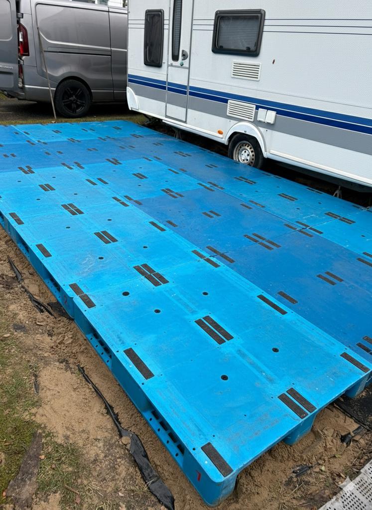 Te koop caravan vlonder voortent kunstof plastic pallets, Ophalen of Verzenden, Zo goed als nieuw