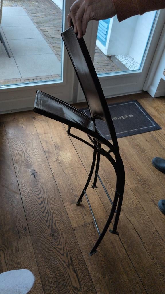 Antieke smeedijzeren klapstoelen met stevig leer, Huis en Inrichting, Fauteuils, Gebruikt, Leer, Metaal, 50 tot 75 cm, Minder dan 75 cm