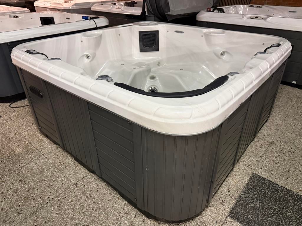 Balboa Spa 2 ligplaatsen 5 personen, Ophalen, Zo goed als nieuw, Pomp